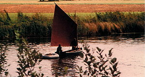 Szenenbild aus dem Film „Flussfahrt mit Huhn“