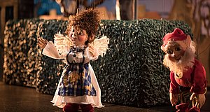Szenenbild aus dem Film „Augsburger Puppenkiste. Als der Weihnachtsmann vom Himmel fiel“