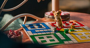 Szenenbild aus dem Film „Mission: Mäusejagd - Chaos unterm Weihnachtsbaum“ Szenenbild aus dem Film „Mission: Mäusejagd - Chaos unterm Weihnachtsbaum“