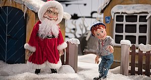 Szenenbild aus dem Film „Augsburger Puppenkiste. Als der Weihnachtsmann vom Himmel fiel“