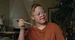 Szenenbild aus dem Film „Lars ist LOL“