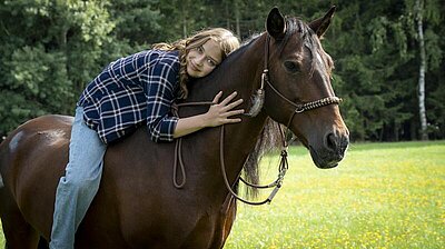 Mehr zum Film „Ponyherz – Wild und frei“ Szenenbild aus dem Film „Ponyherz – Wild und frei“
