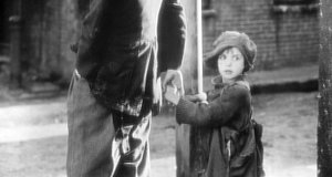 Szenenbild aus dem Film „Der Vagabund und das Kind“