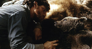 Szenenbild aus dem Film „Der Bär“