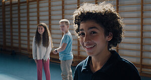 Szenenbild aus dem Film „Lars ist LOL“