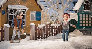 Szenenbild aus dem Film „Augsburger Puppenkiste. Als der Weihnachtsmann vom Himmel fiel“