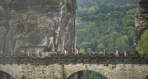 Szenenbild aus dem Film „Fünf Freunde und das Tal der Dinosaurier“