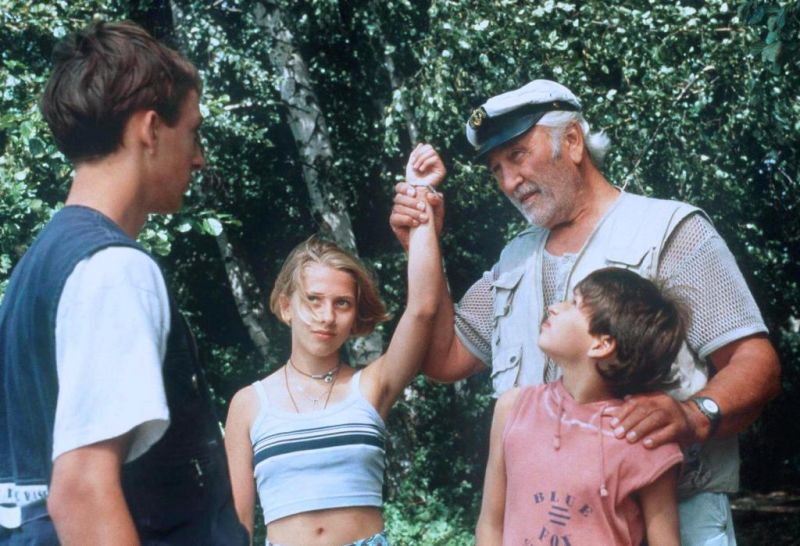 Szenenbild aus dem Film „Zwei in einem Boot“ Szenenbild aus dem Film „Zwei in einem Boot“